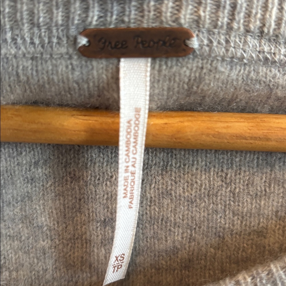 Free People Light Gray V-Neck Cropped Sweater 100% Cashmere - Picture 9 of 12